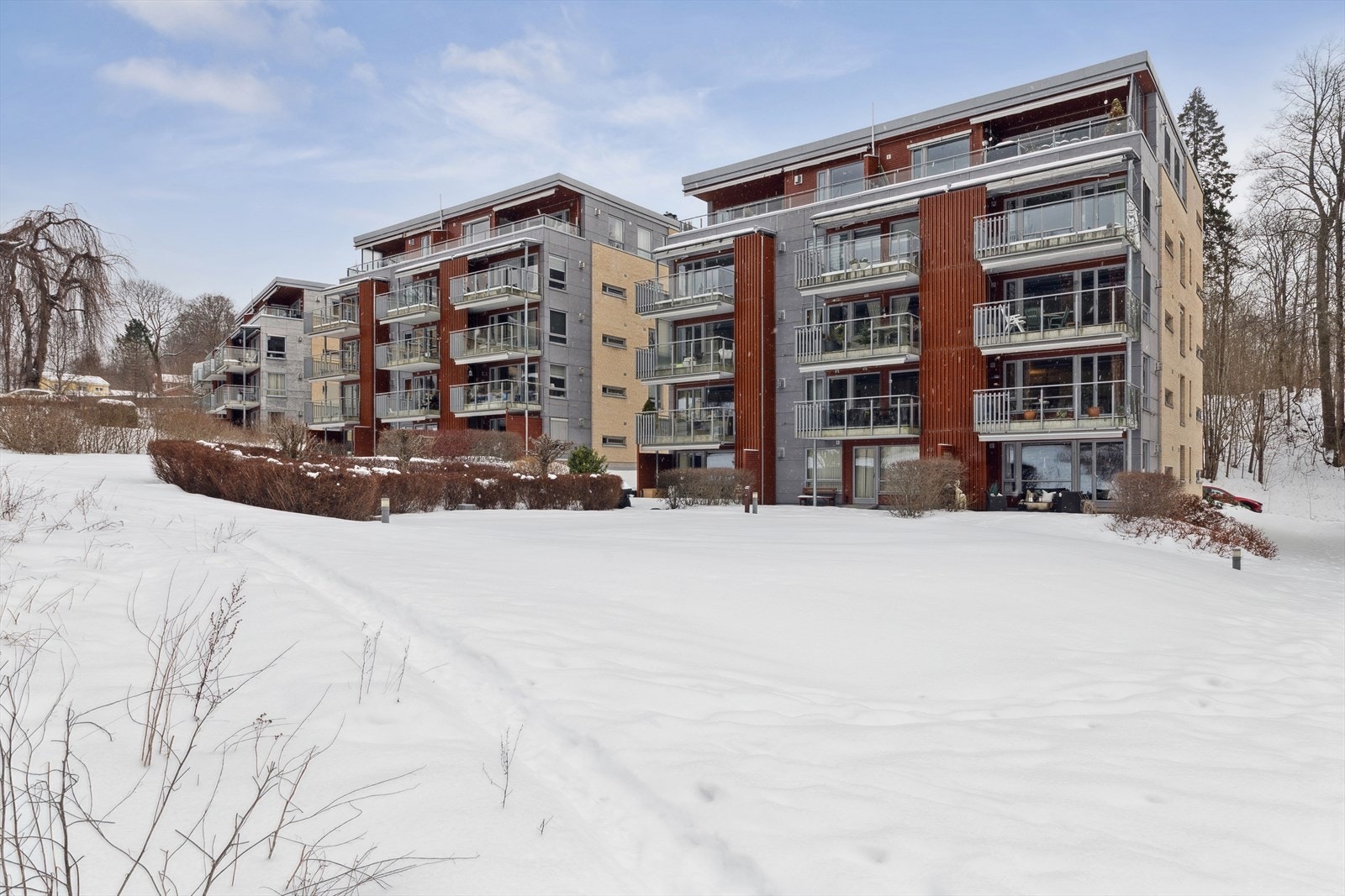 Leiligheten ligger fint til på feltet med adkomst rett ut til felles grøntareal Galleribilde