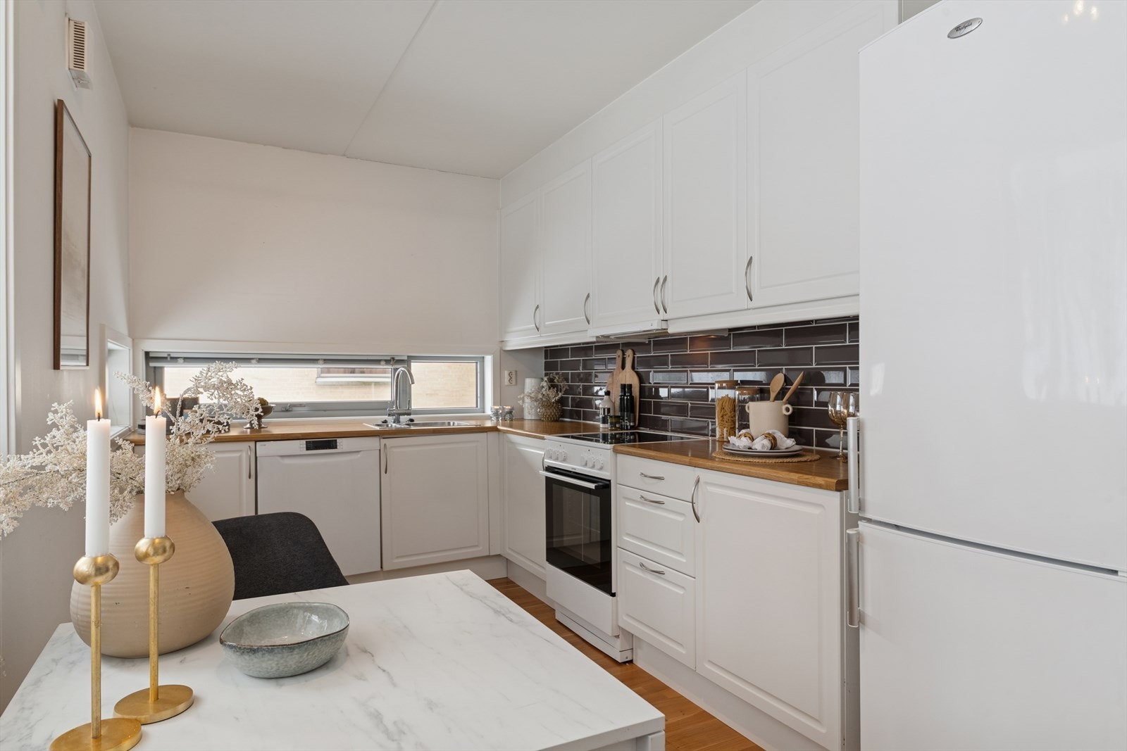 Plass til lite spisebord på kjøkkenet Galleribilde