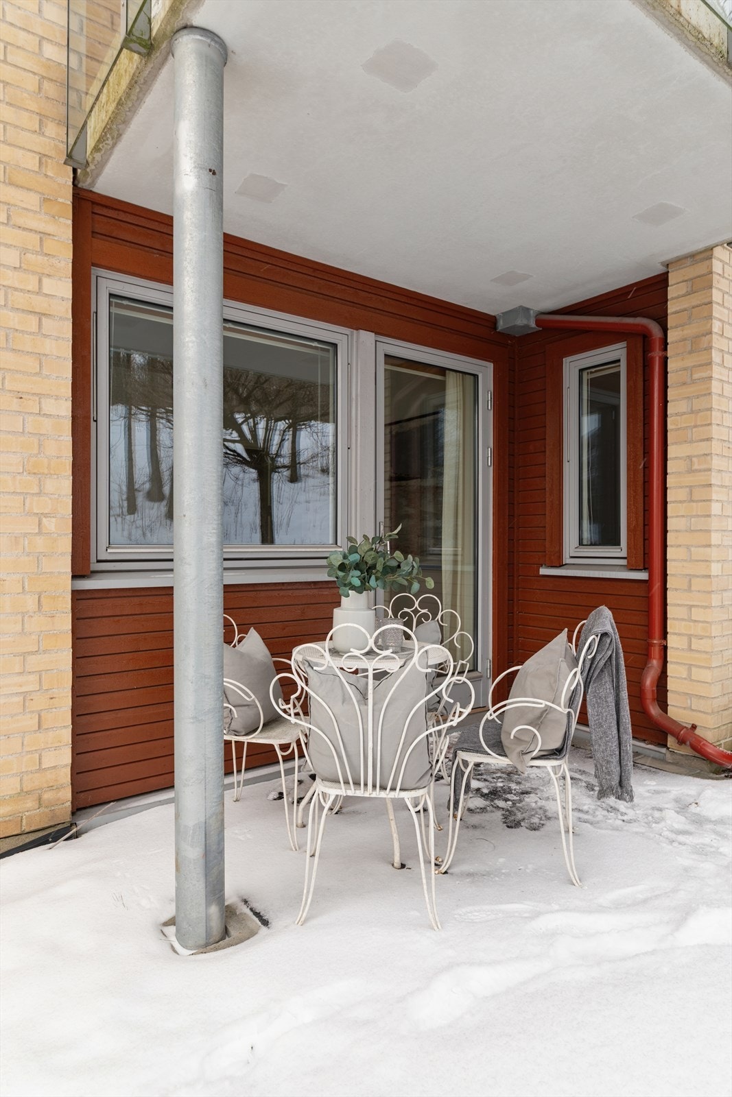 Østvendt overbygget uteplass/markterrasse utenfor kjøkkenet Galleribilde