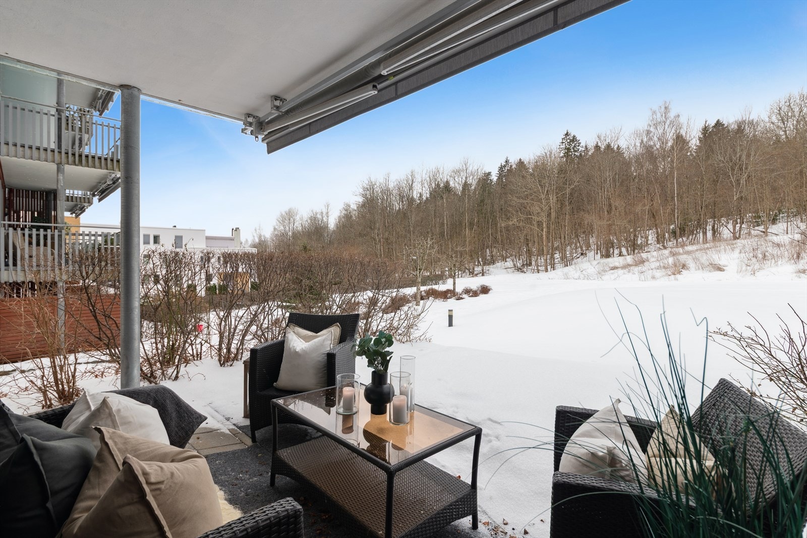 Vestvendt, dels overbygget uteplass på 23 kvm. med utsyn mot grøntareal - adkomst fra uteplass rett ut til fellesareal-/grøntareal - markise Galleribilde