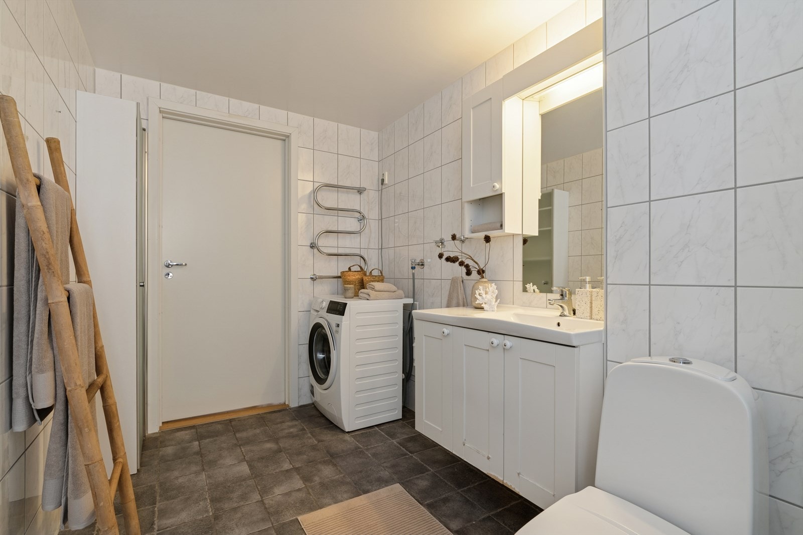 Opplegg til vaskemaskin på bad - håndkletørker - vaskemaskin kan medfølger etter avtale med selger Galleribilde