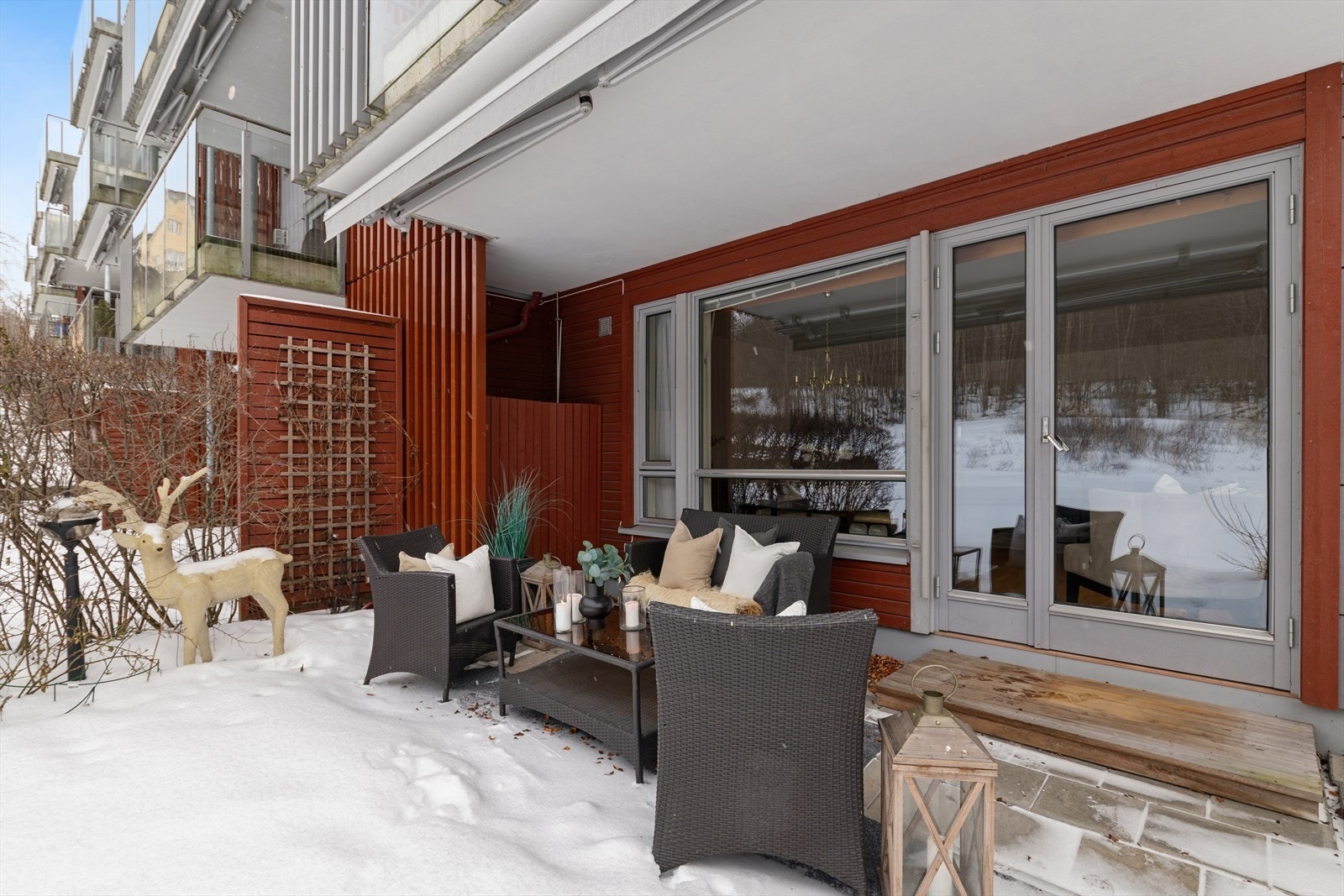 Utenfor stuen har du en stor uteplass/markterrasse på 23 kvm - dels overbygget + markise - liten lagringsbod i bakkkant av plassen Galleribilde