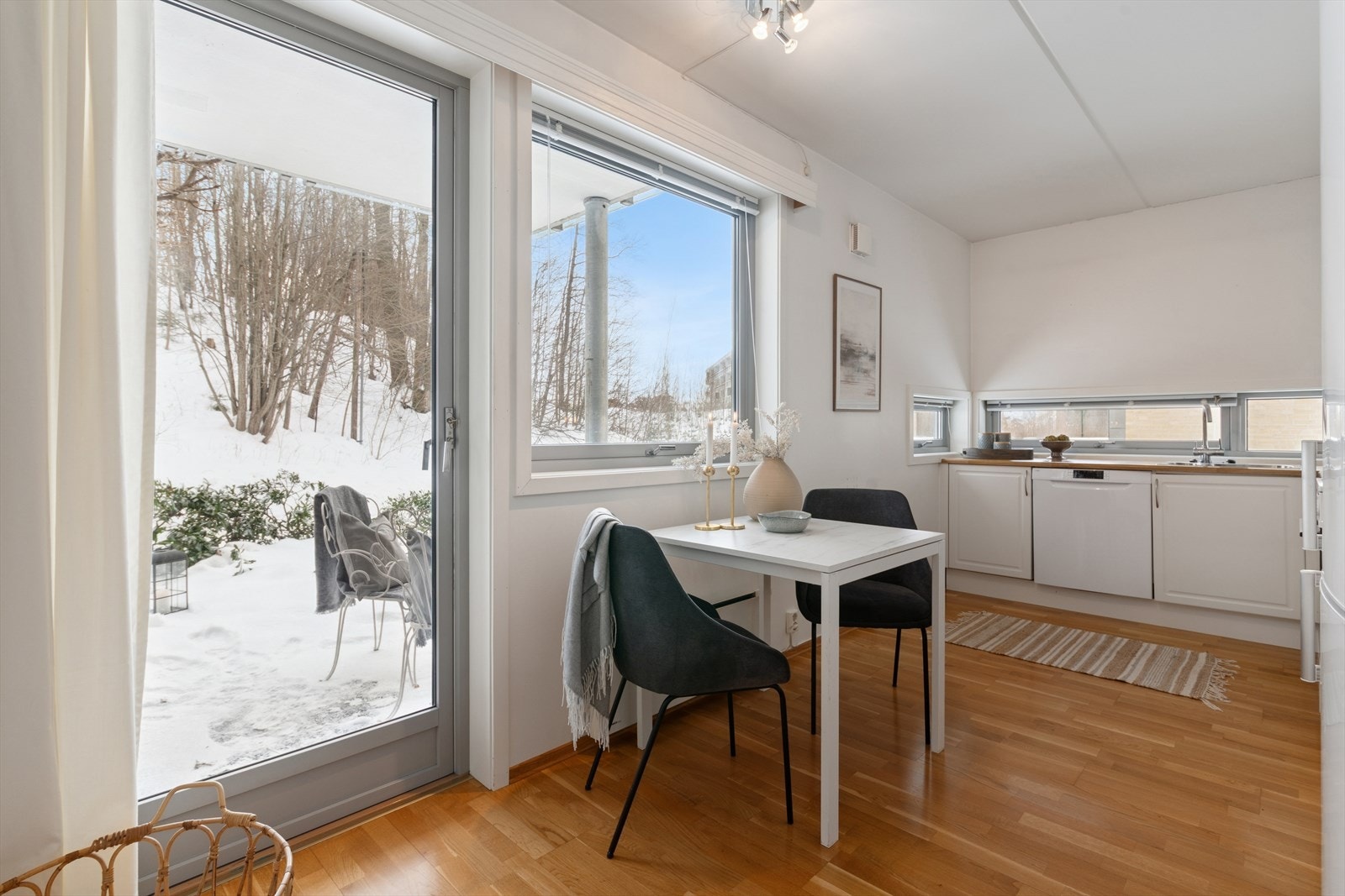 Fra kjøkkenet har du utgang til en overbygget uteplass/markterrasse - perfekt for frokostkaffen Galleribilde