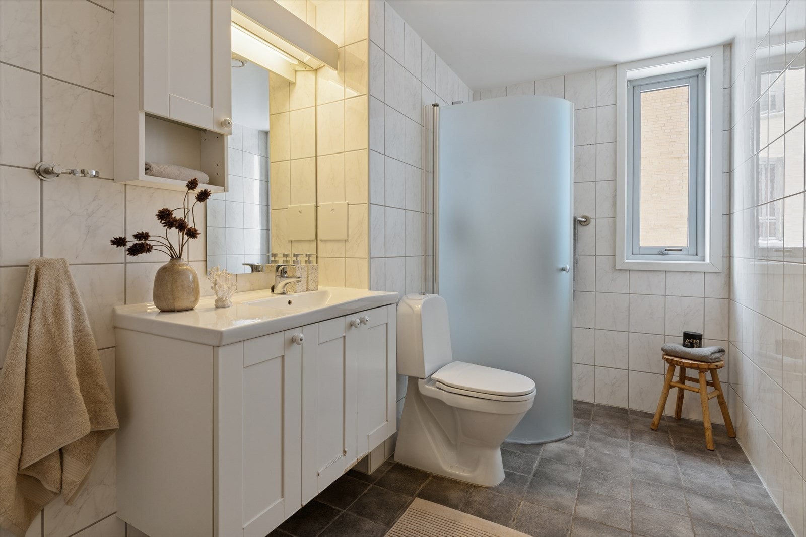 Dusjnisje med innsvingbare dusjdører Galleribilde