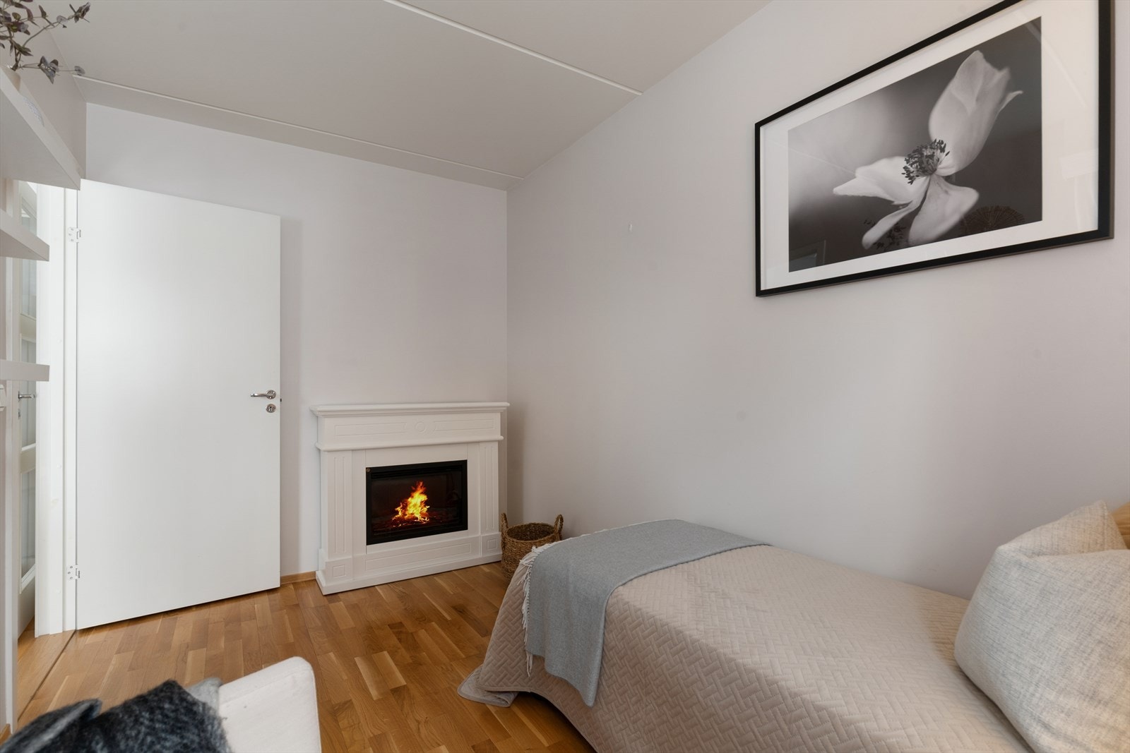 Soverom 2 med el. peis - peisen kan enkelt flyttes Galleribilde