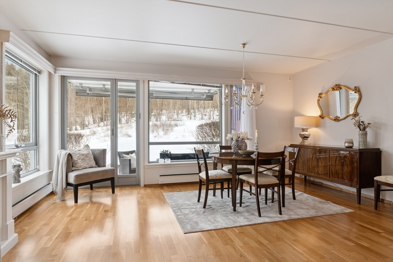 Fint utsyn til grøntarealer fra stuen Galleribilde