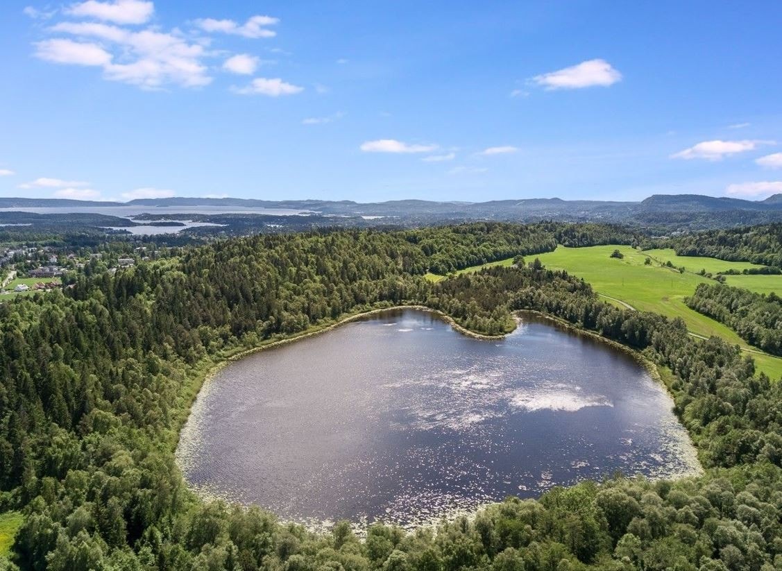 Leiligheten ligger i et naturskjønt område med nærhet til marka og flotte turmuligheter - her ved Dælivann Galleribilde