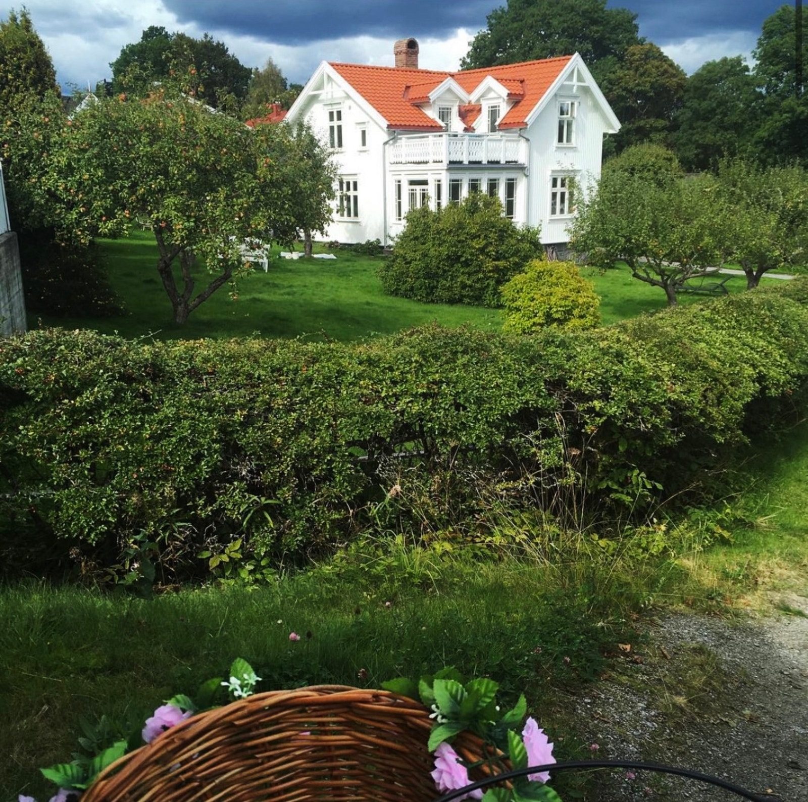 Selgers private bilde. Bildet er tatt før platting ble bygget og før dagens gjerde erstattet hekken Galleribilde