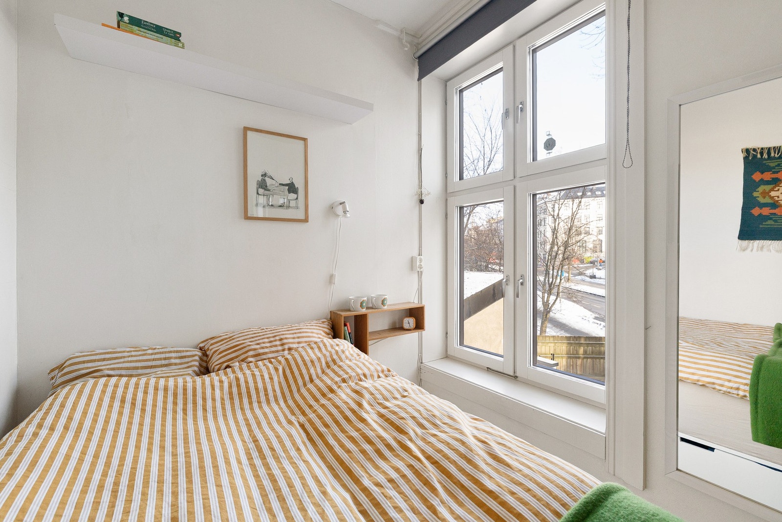 Alkoven har et stort vindu som gir godt med naturlig lys og utsyn, og bidrar til en luftig romfølelse. Galleribilde