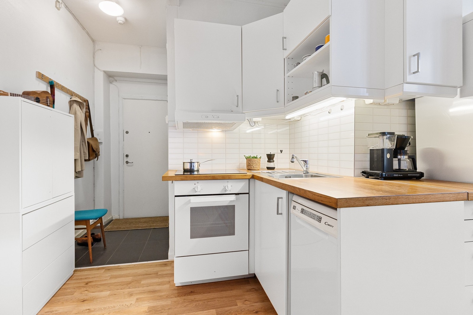 Kjøkkenet er etablert i åpen løsning mot stuen og fremstår funksjonelt. Galleribilde