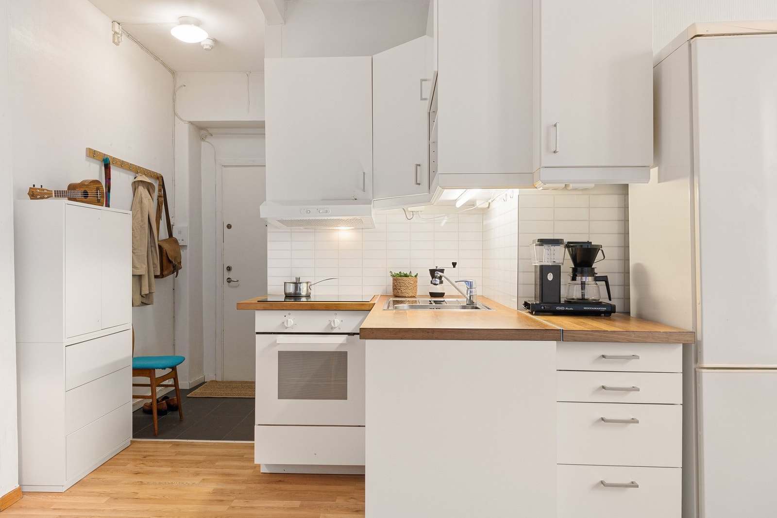 Kjøkkenet er innredet med induksjonstopp og innebygget stekeovn, samt frittstående kjøle-/fryseskap. Galleribilde