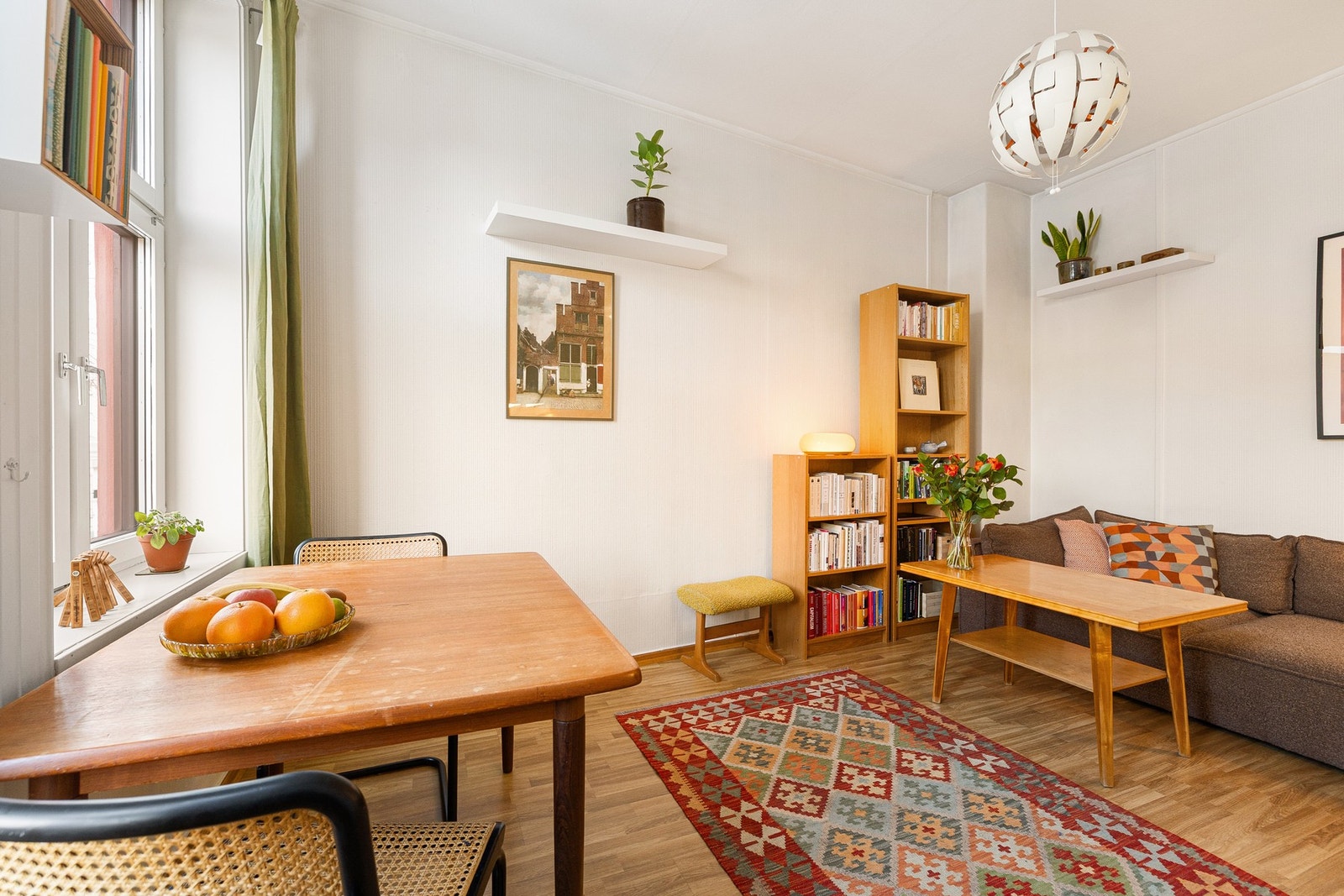 Den gode romfølelsen, kombinert med store vinduer, høy takhøyde og en tilbaketrukket beliggenhet, fremheves av selger som særskilte kvaliteter. Galleribilde