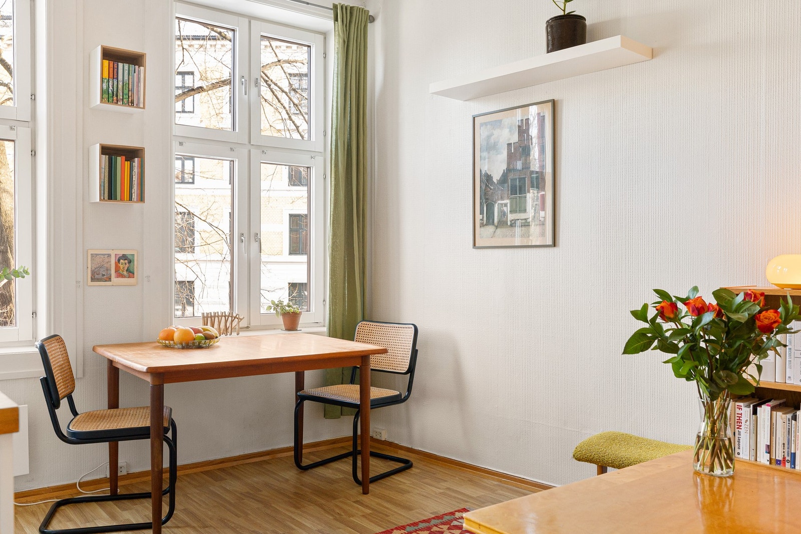 Dette er en smart utnyttet 1-roms leilighet, beliggende i en klassisk bygård fra 1892 - midt på populære Tøyen. Galleribilde