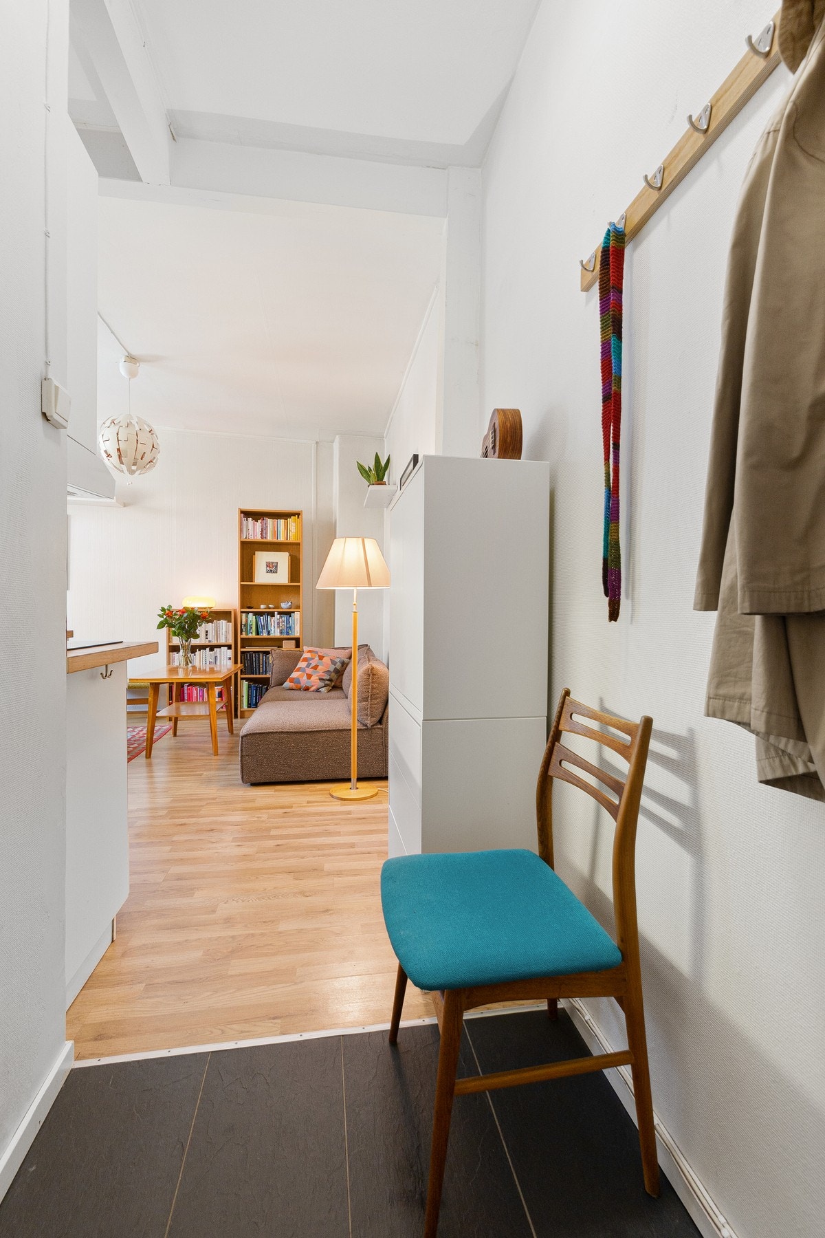 Boligen ligger praktisk til i byggets 2. etasje og oppleves skjermet, til tross for den sentrale beliggenheten. Galleribilde