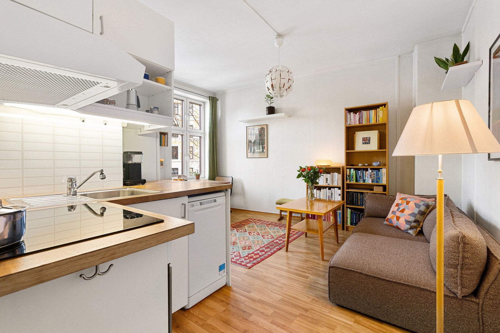 Planløsningen gir gode arbeidsflater og fungerer godt både til hverdagsbruk og ved sosiale anledninger. Galleribilde