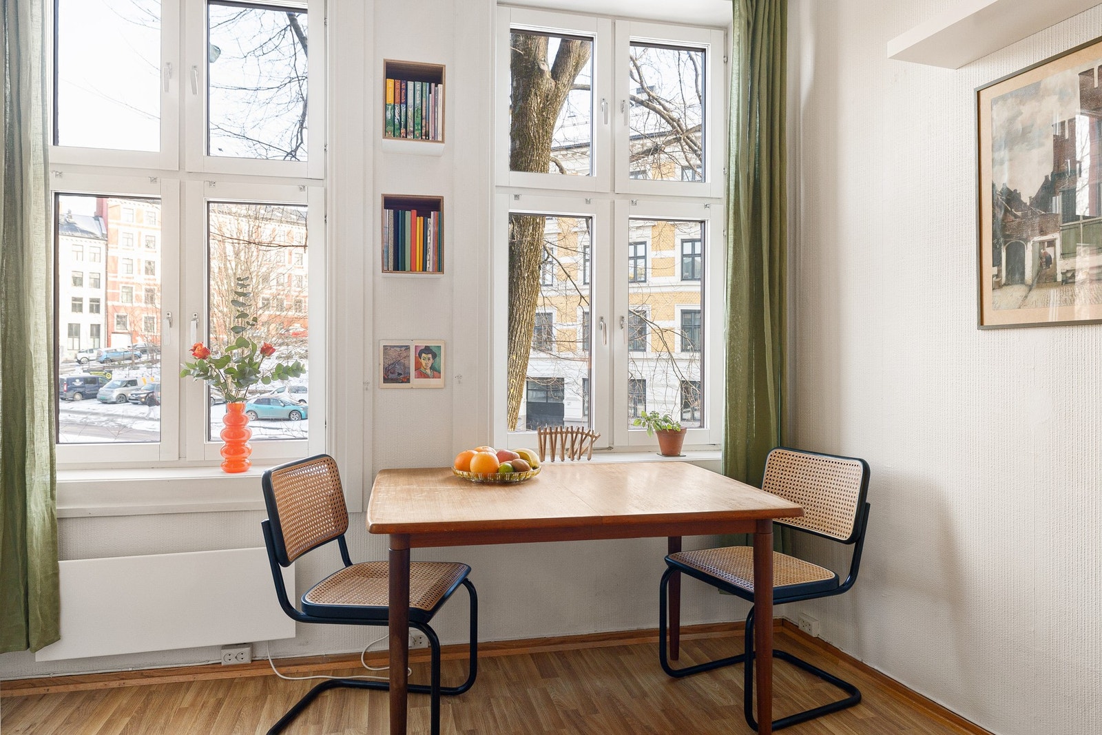 Spiseplassen ved vinduet er en favoritt, spesielt for lange helgefrokoster. Galleribilde