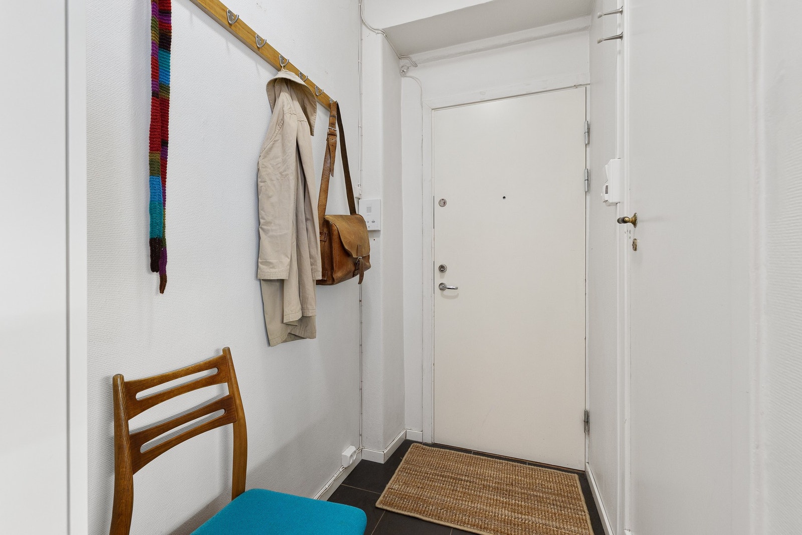 Fra inngangsdøren kommer man inn i en flislagt gang som gir et godt førsteinntrykk. Galleribilde