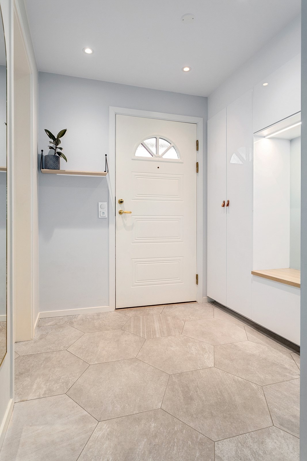 Entré med flislagt gulv som tåler hverdagen og gir et ryddig førsteinntrykk. Galleribilde