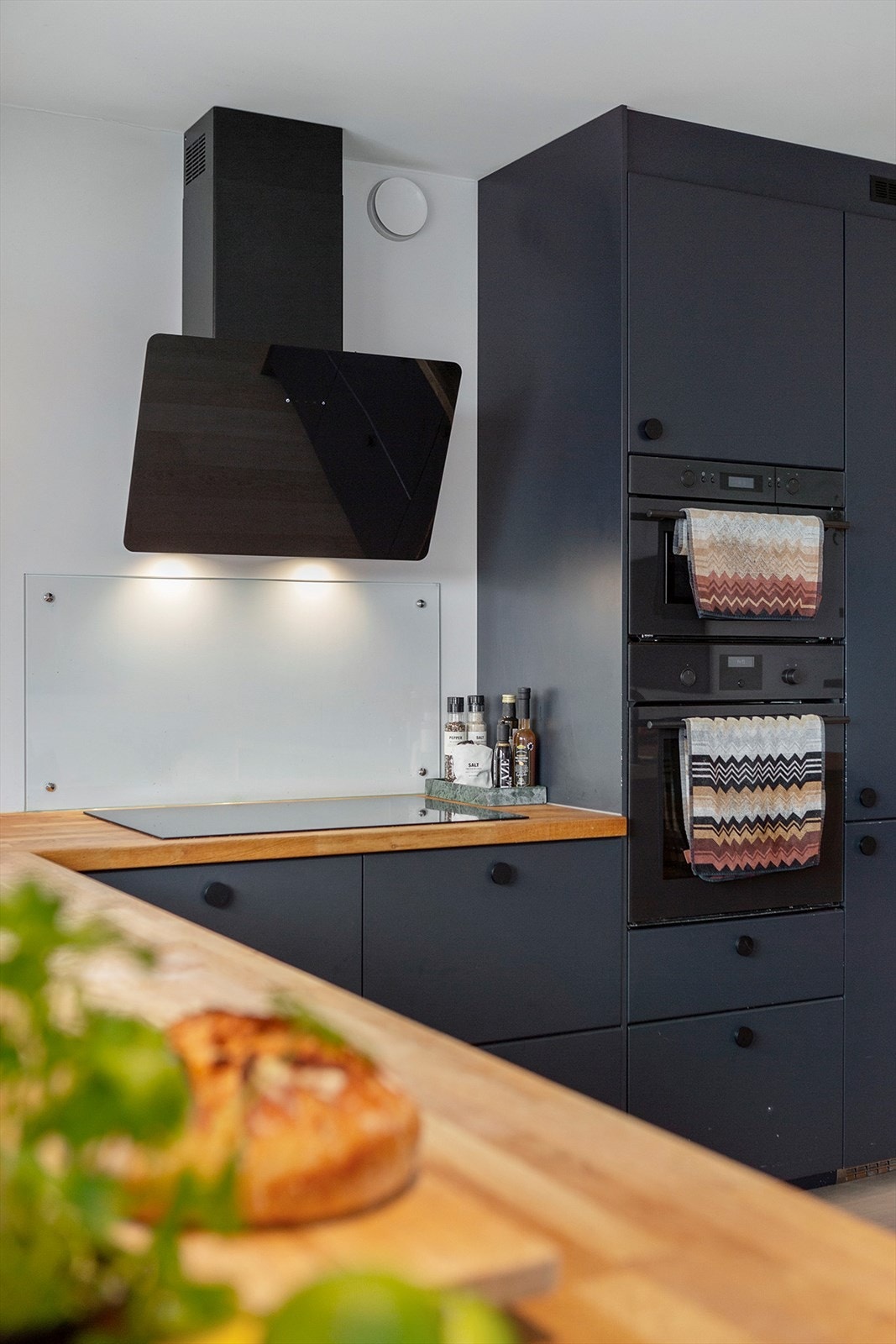 Hvitevarer integrert i innredningen gir et stramt og gjennomført uttrykk. Galleribilde