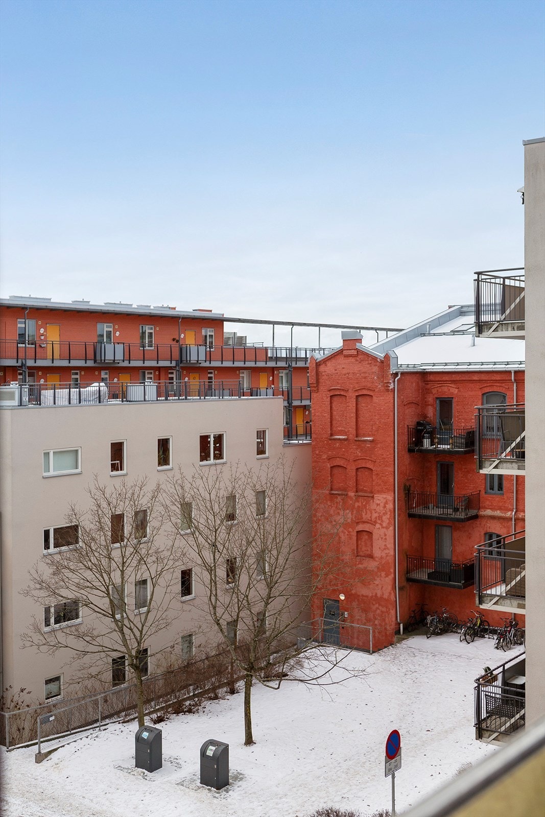 Sjarmerende utsyn fra balkongen med luft mellom byggene og fine lysforhold. Galleribilde