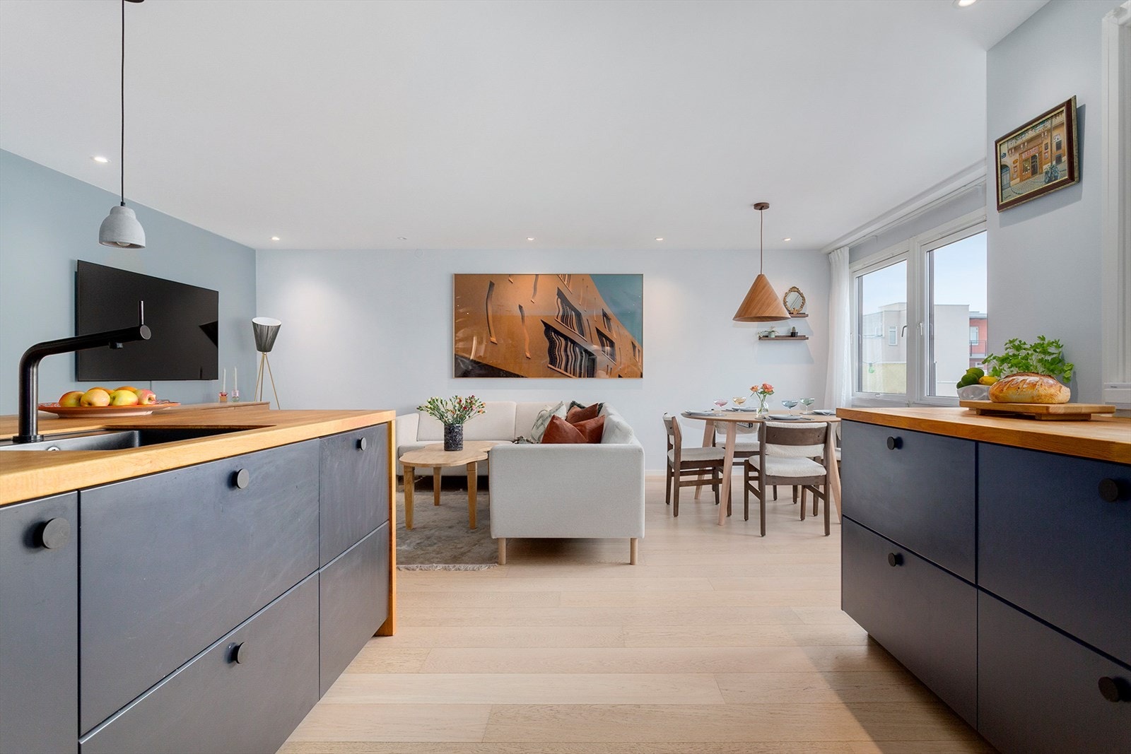 Åpen løsning med luftig romfølelse og god plass til både spisebord og sofagruppe. Galleribilde