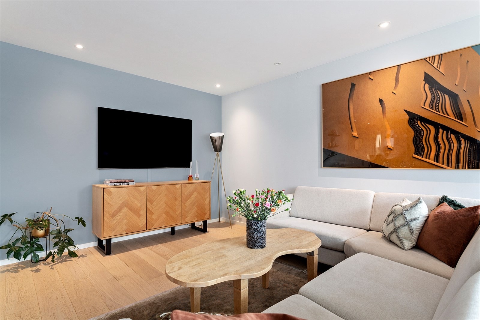 Downlights i taket gir jevn belysning i stuen. Galleribilde