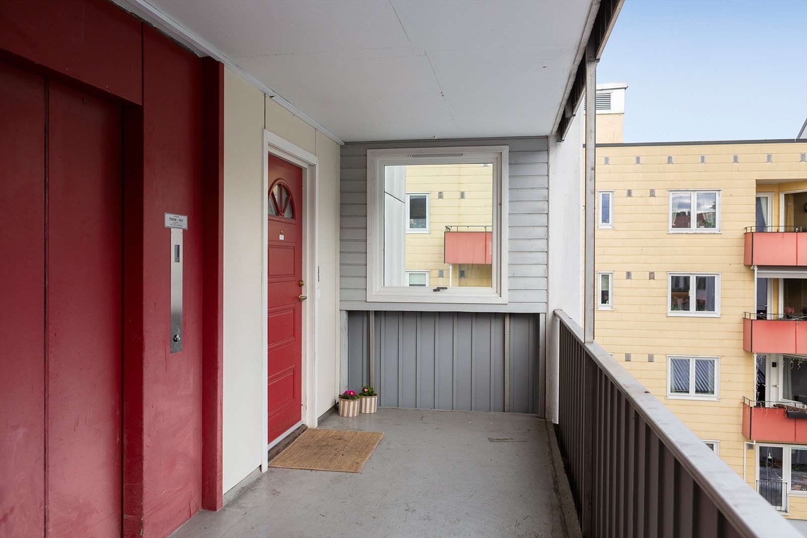 Heis tar deg direkte opp til svalgang med inngangsdøren rett utenfor. Galleribilde