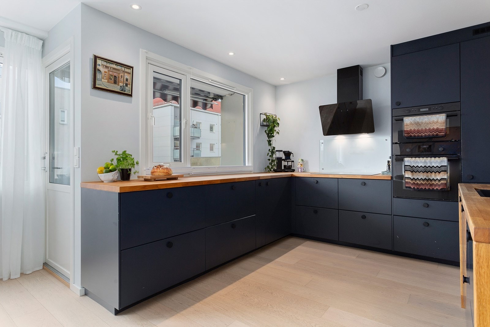 Rikelig benkeplass gir gode arbeidsforhold og rom for flere på kjøkkenet. Galleribilde