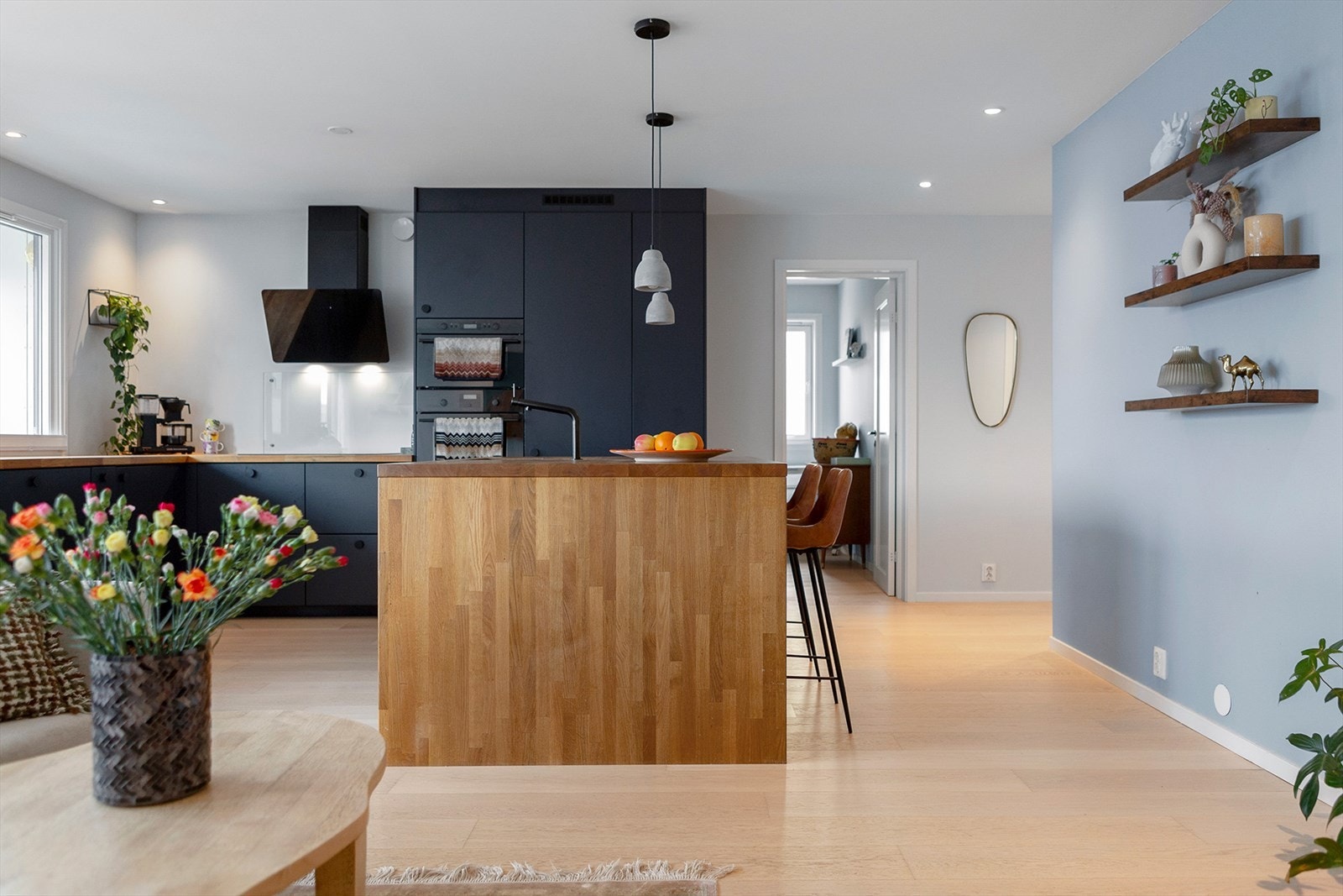 Sømløs overgang mellom sonene gir en naturlig og åpen romfølelse. Galleribilde