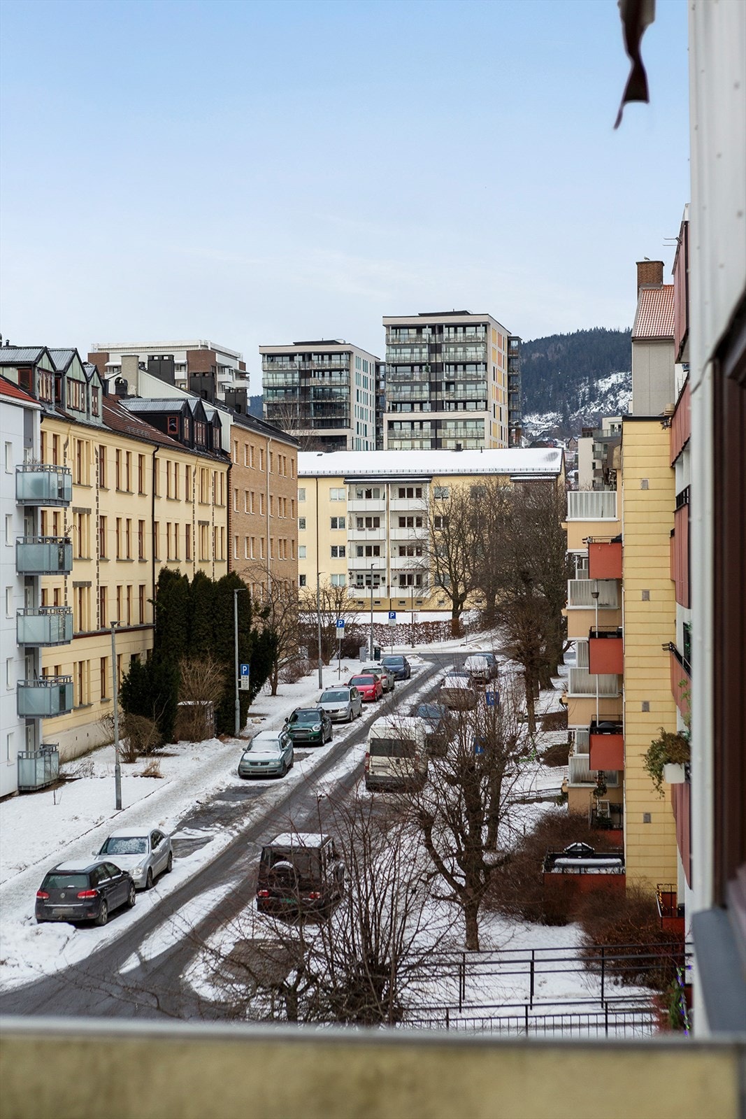 Balkongen har utsyn mot grønne høyder i nærområdet. Galleribilde