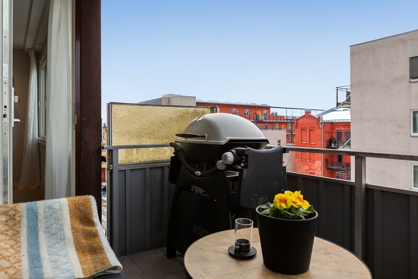 Balkong med utsyn mot lite trafikkert og behagelig gate. Galleribilde