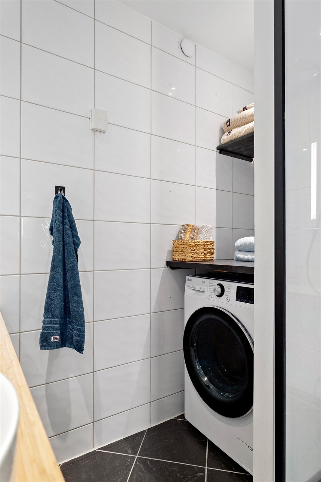 God nisjeløsning utnytter plassen effektivt med opplegg for vaskemaskin. Galleribilde