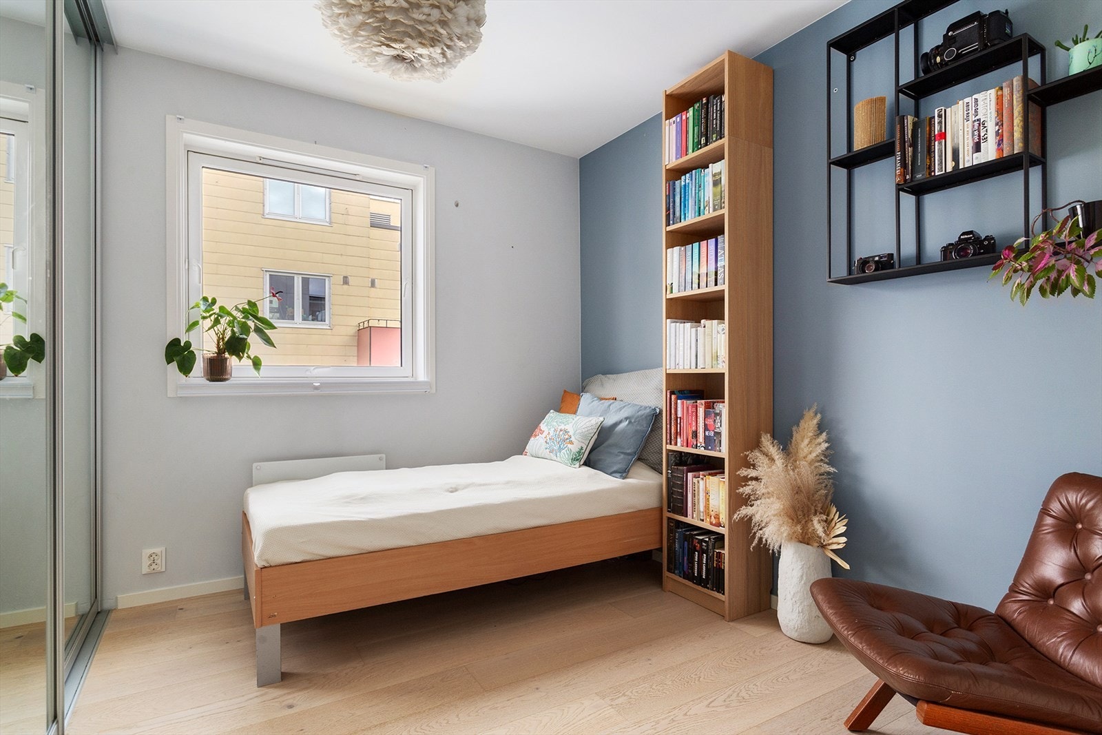 Soverom nummer to med plass til seng og skrivepult samt integrert garderobe. Galleribilde