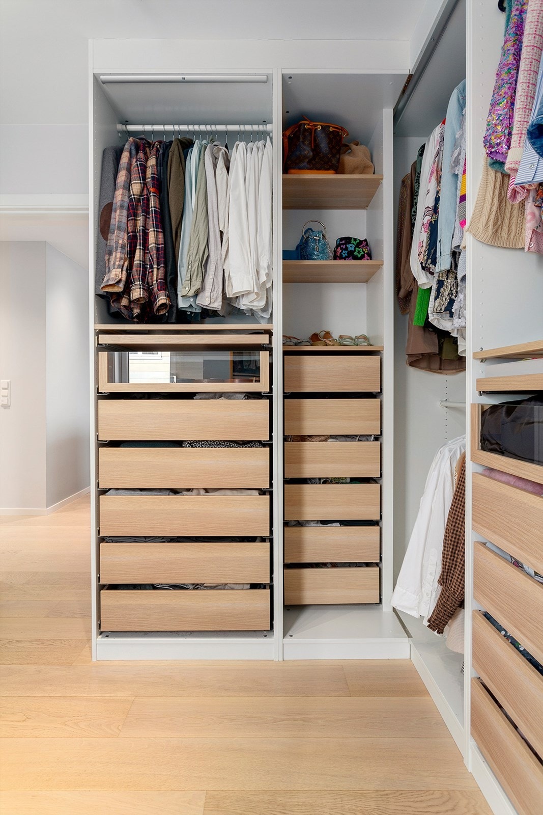 Hovedsoverommet ligger i tilknytning til walk in closet med god oppbevaringsplass. Galleribilde