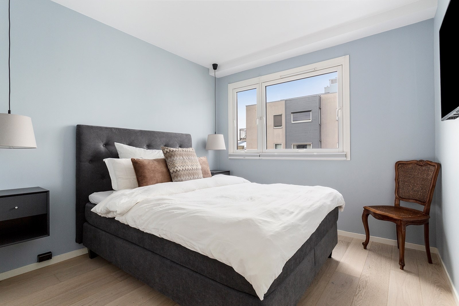 Hovedsoverom med god plass til dobbeltseng og tilhørende møblement. Galleribilde