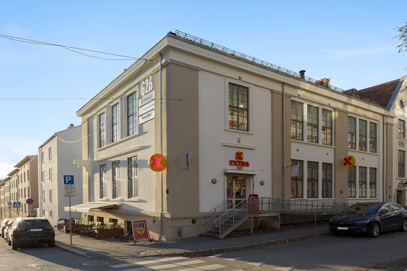 Extra Storo ligger i nærheten med dagligvarehandel og lange åpningstider. Galleribilde