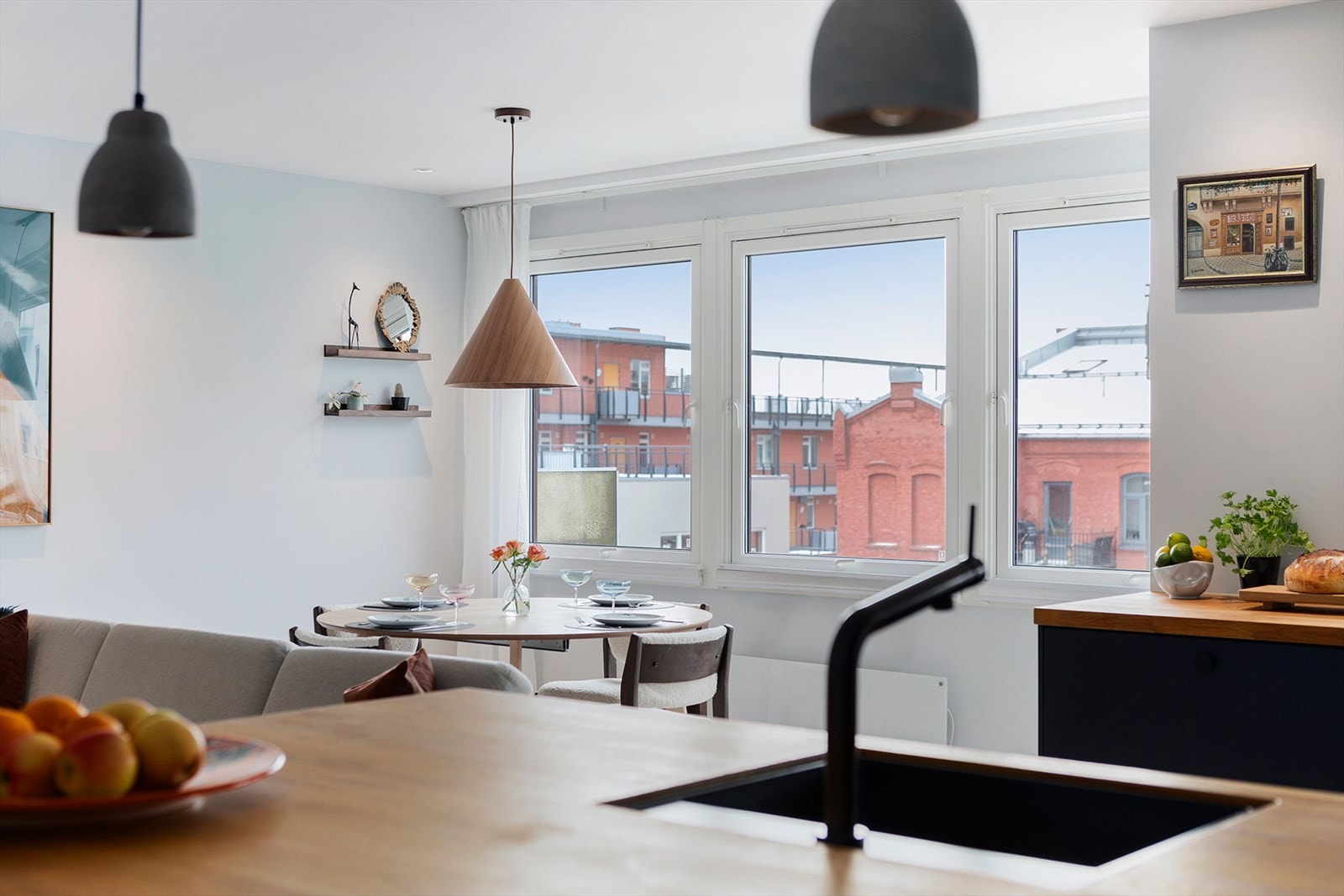 Stuen har godt lysinnslipp og direkte adkomst til balkong. Galleribilde