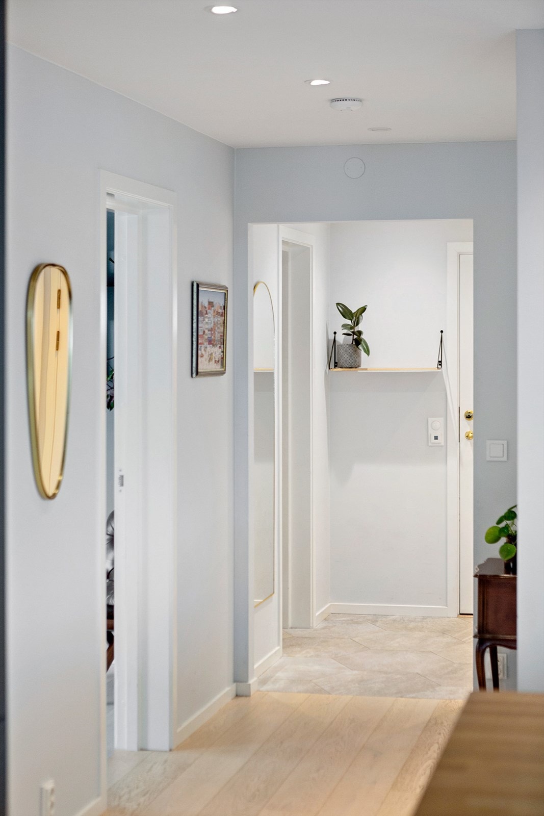 Gang med god flyt mellom entre, oppholdsrom og soverom. Galleribilde