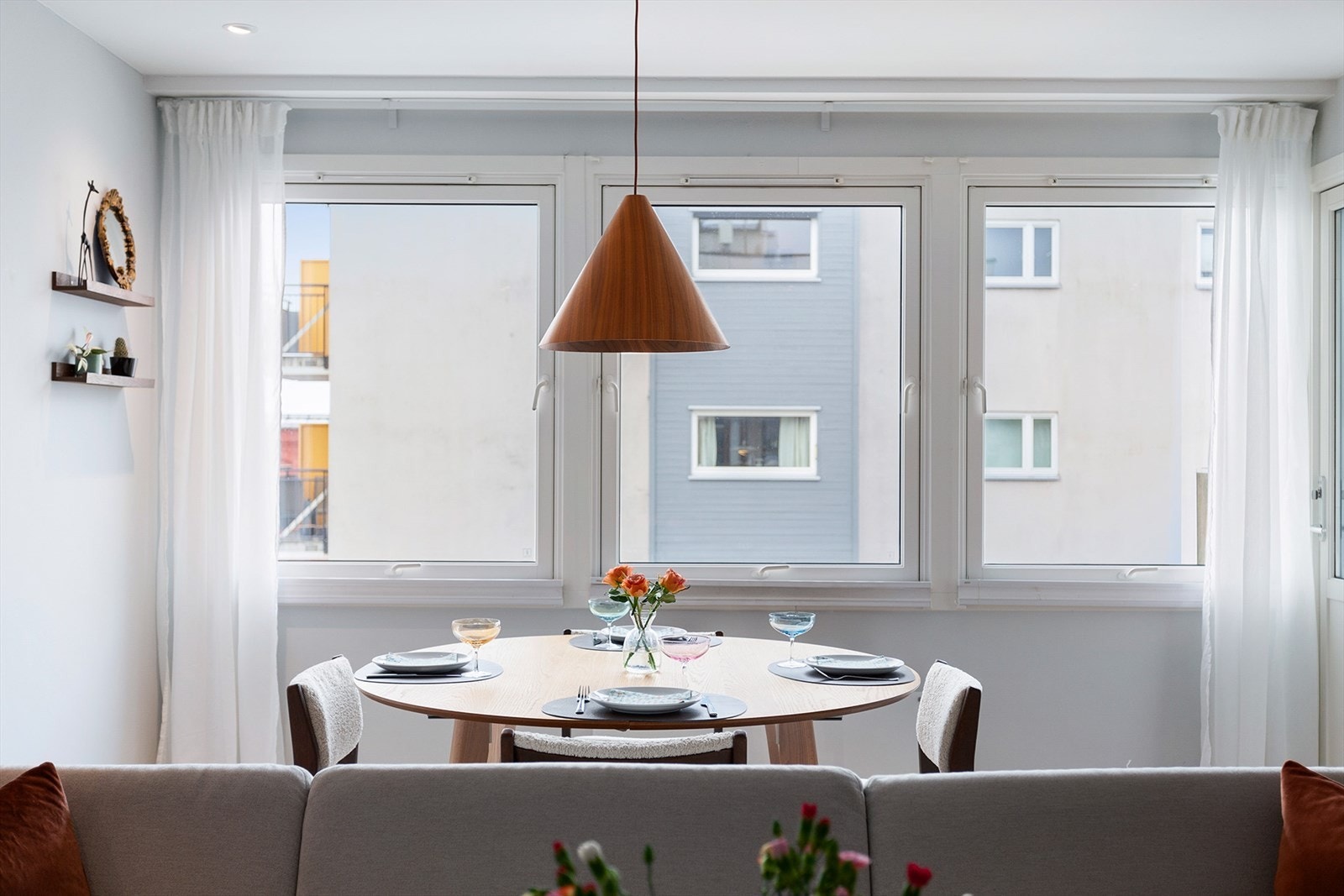 Vinduer langs hele veggen gir rikelig dagslys og en luftig romfølelse. Galleribilde