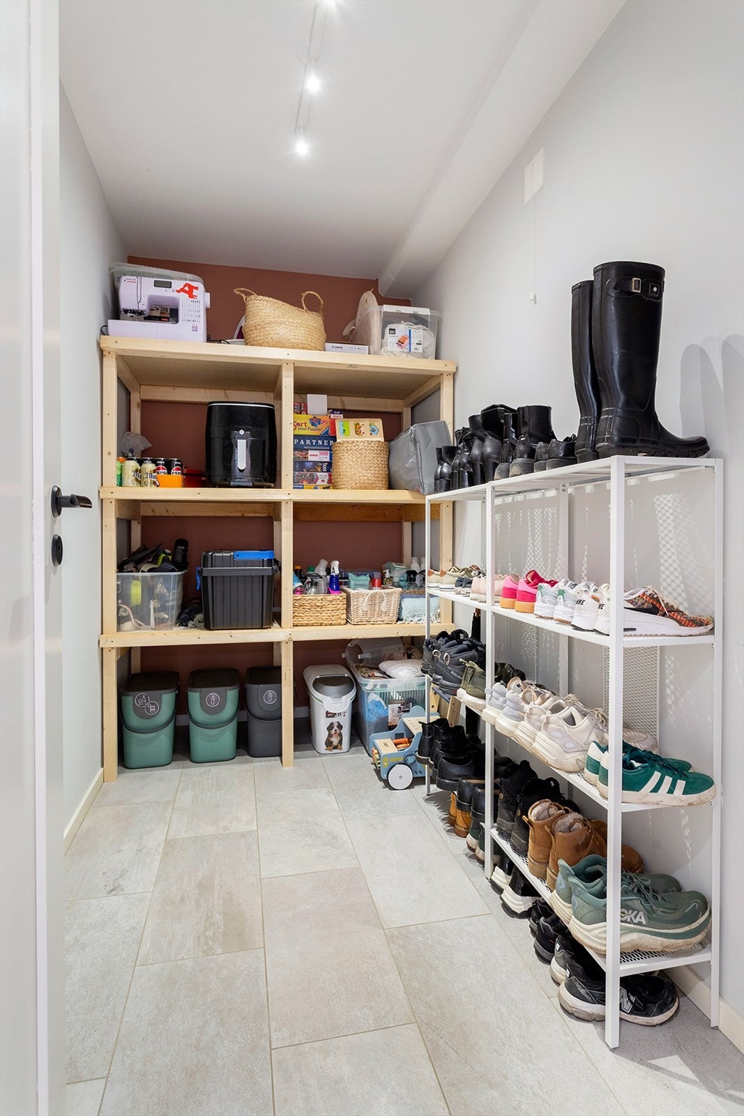 Innvendig bod ved entréen gir praktisk og lett tilgjengelig oppbevaring. Galleribilde