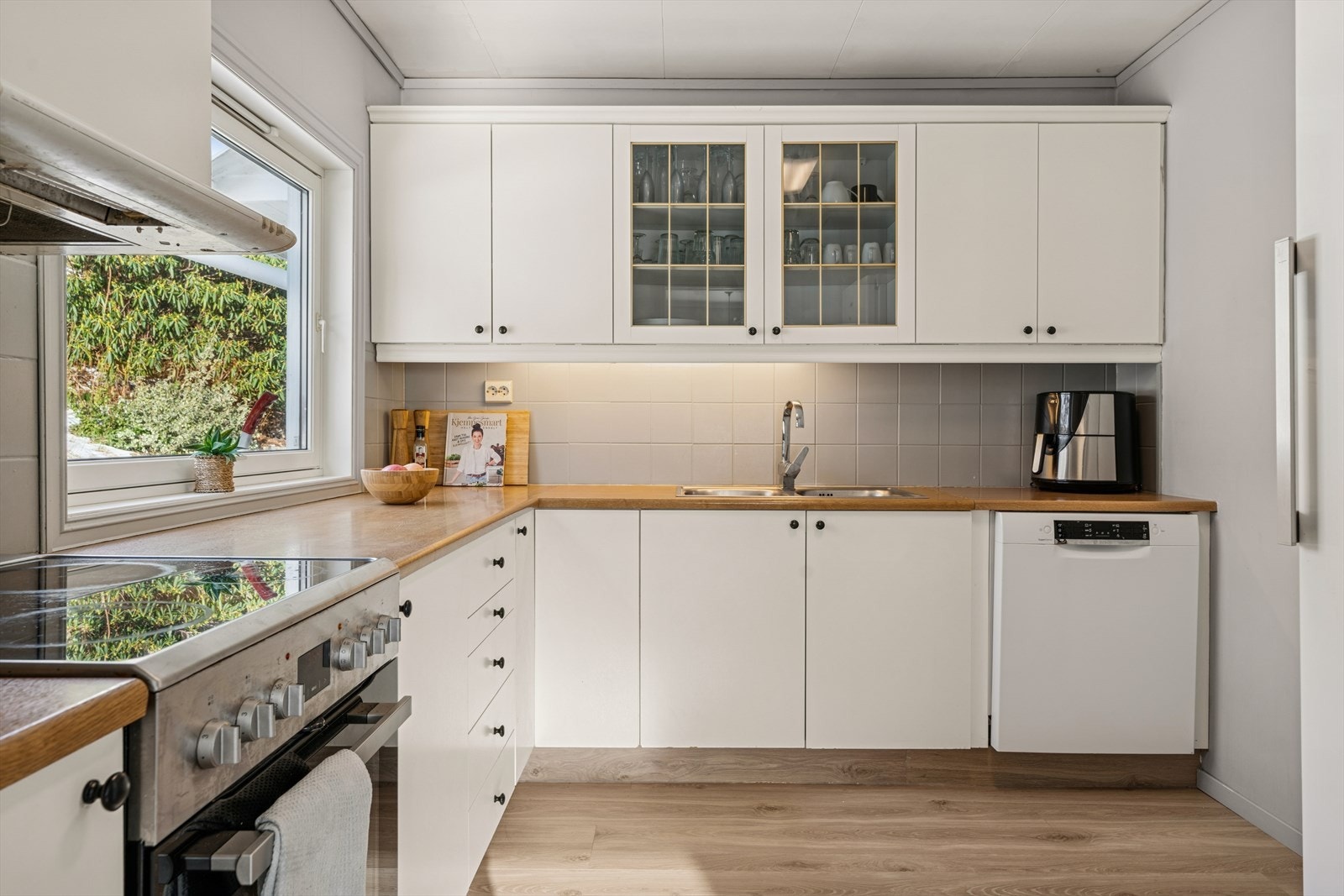 Kjøkken, innredning med glatte fronter, laminat benkeplate og godt med skapplass. Galleribilde