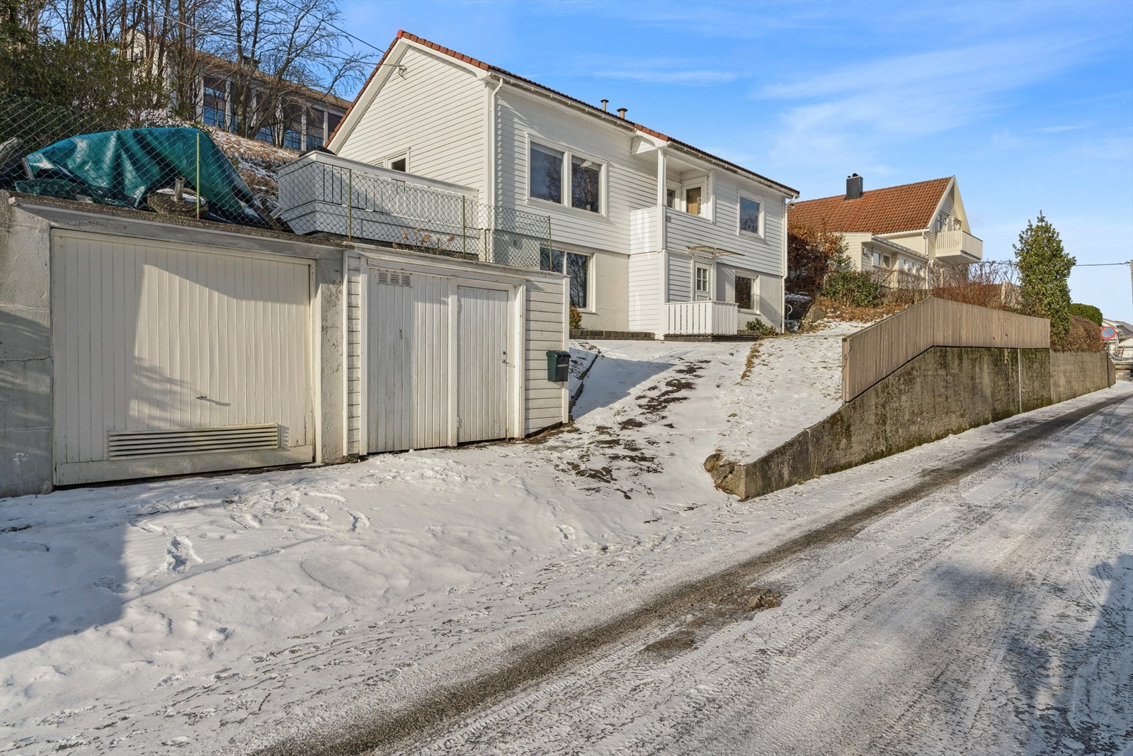 Eiendommen har en frittstående garasje på 19 m² og parkering på egen tomt. Det er kun den høyre delen av garasjen som følger eiendommen. Galleribilde