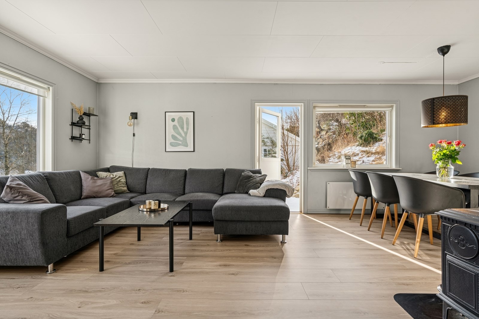 God plass til både sofagruppe og spisebord, utgang til stor terrasse. Galleribilde