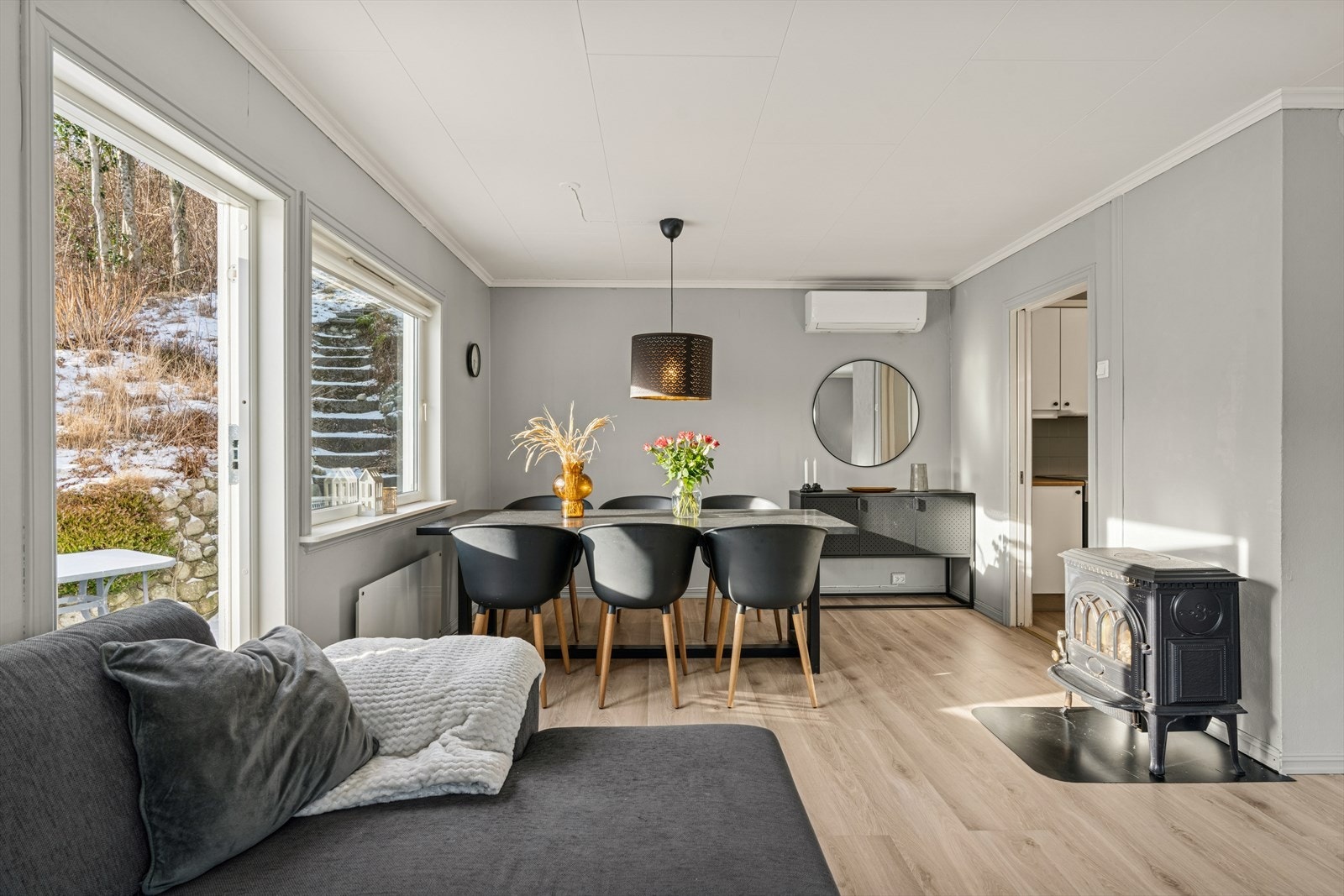 Spisestuen er et naturlig samlingspunkt med nærhet til både kjøkken og stue. Galleribilde