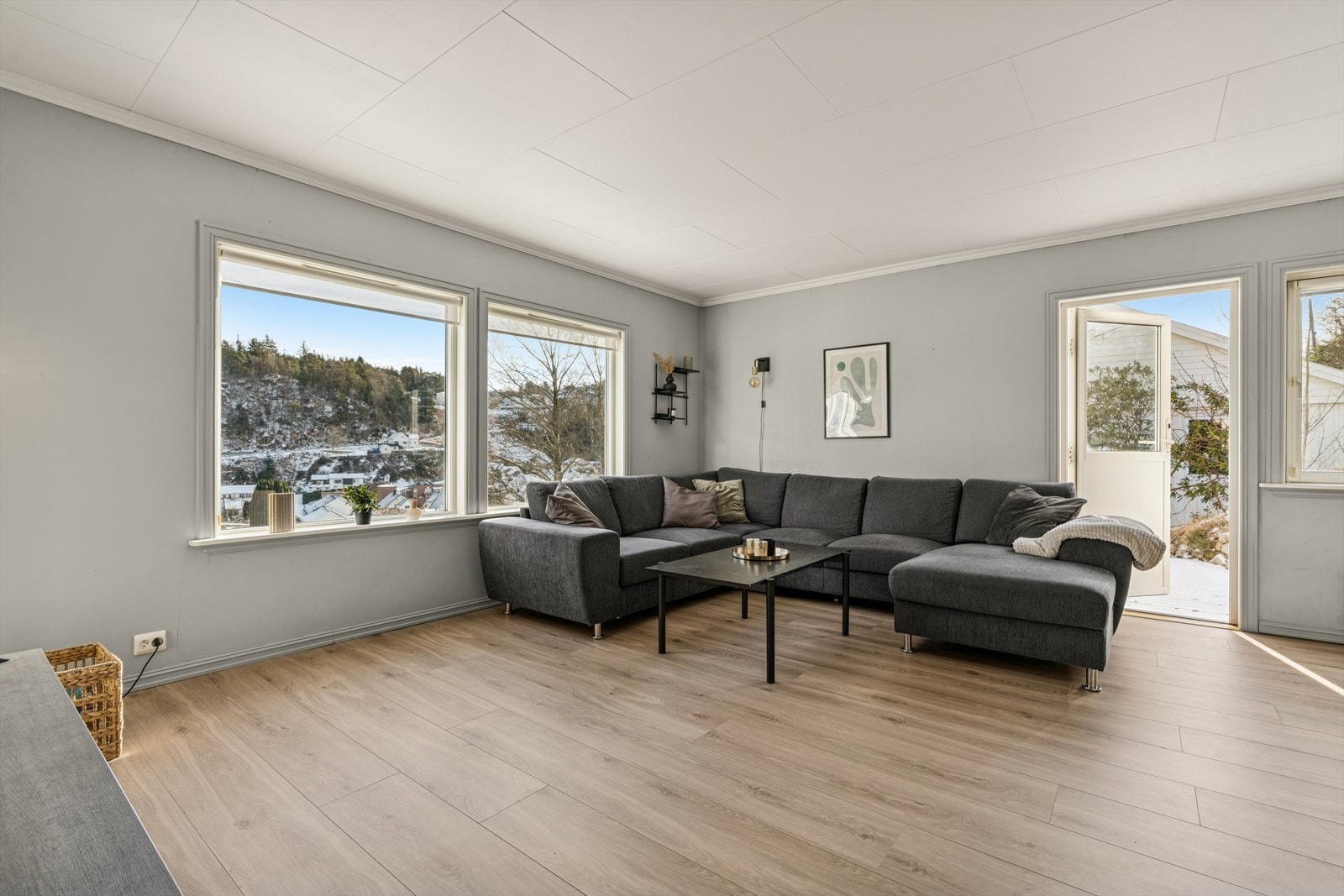 Store vindusflater fra 2012 gir rikelig med dagslys inn i stuen. Galleribilde