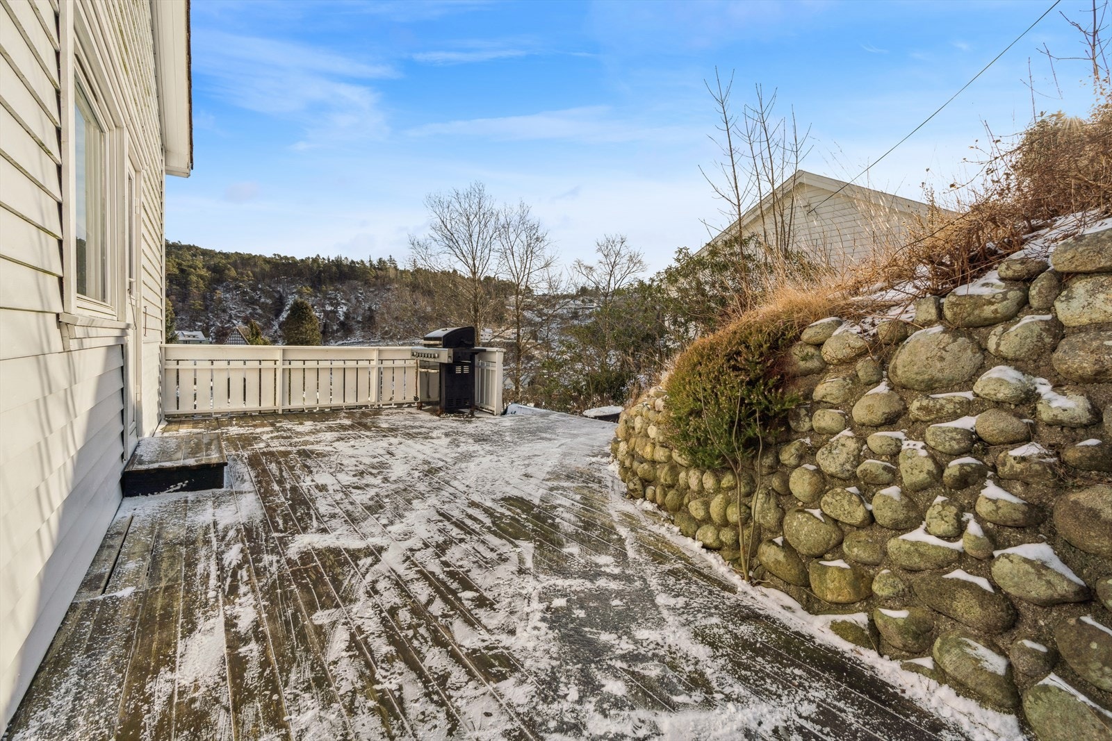 Stor terrasse på til sammen 57 m² som strekker seg rundt sør- og vestsiden av boligen. Galleribilde