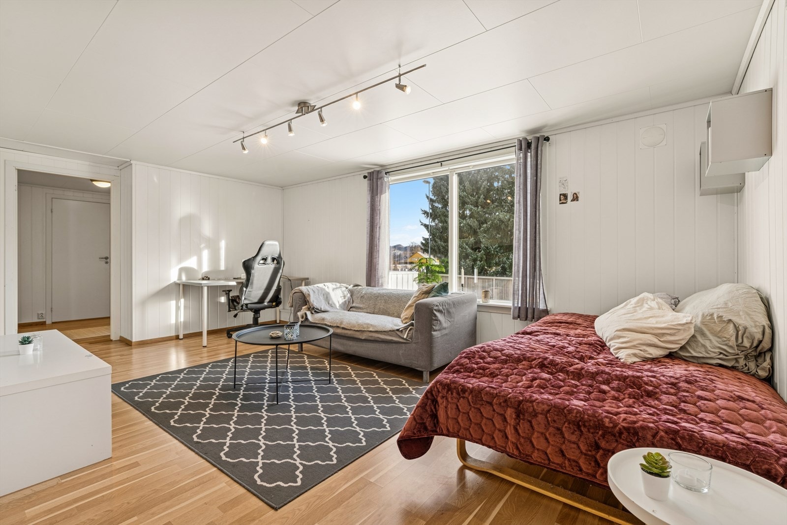 Underetasjen er innredet med bl.a. stue/kjøkken, 2 soverom og bad. Bruksendringen er ikke omsøkt og godkjent av kommunen. Galleribilde