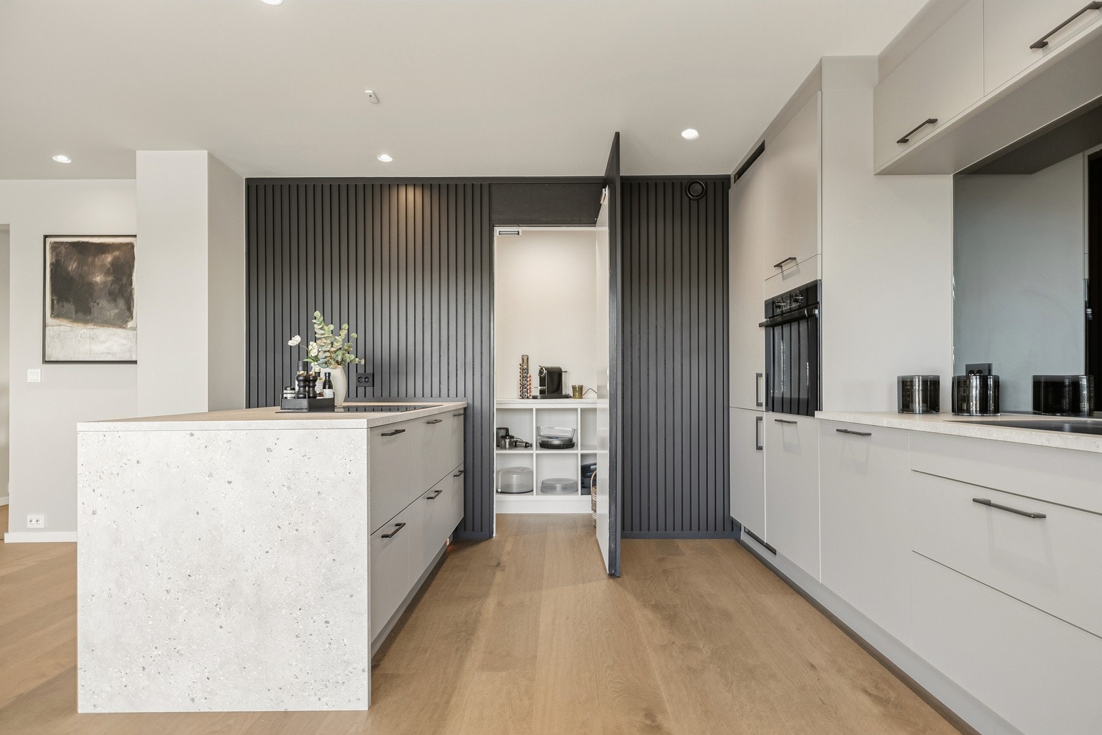 Det er et praktisk spiskammers i tilknytning til kjøkkenet Galleribilde