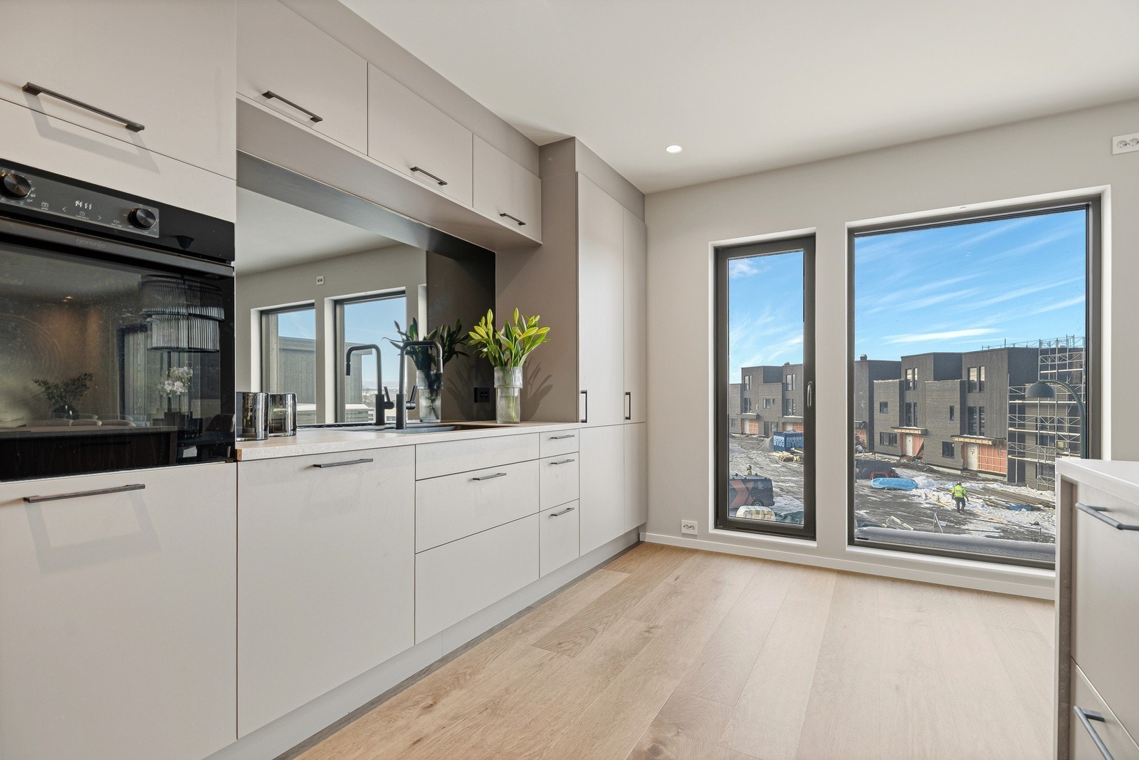 Kjøkkenet består av integrerte hvitevarer, nedfelt vask og platetopp Galleribilde