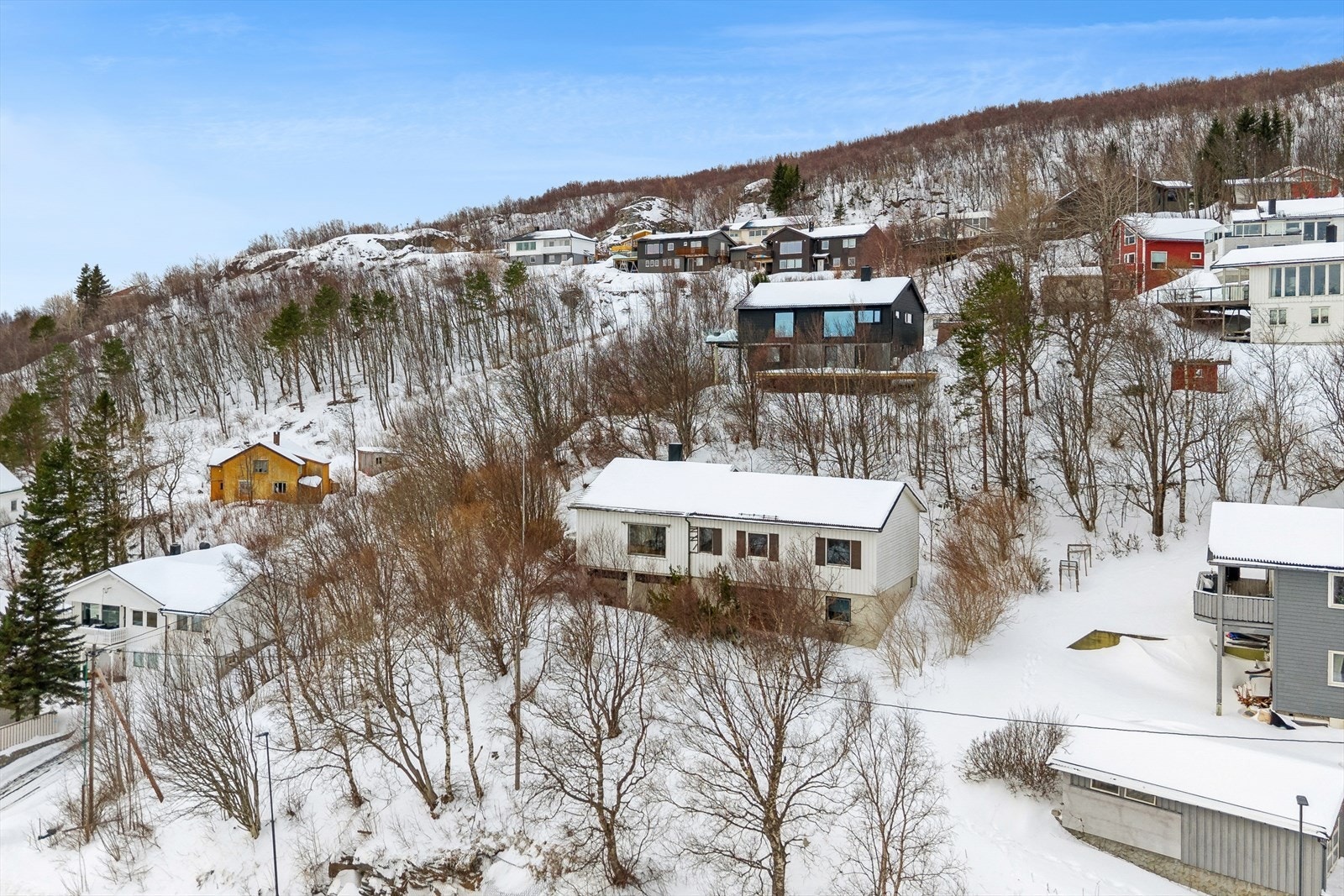 Boligen ble oppført i 1964 og eiendommen er moden for en omfattende renovering om den skal beboes. Galleribilde